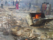 جامعہ کراچی کے سامنے خوفناک آتشزدگی 10 جھگیاں جل کر خاکستر
