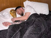 لیونل میسی فٹبال ورلڈکپ کی ٹرافی کے ساتھ ہی سو گئے