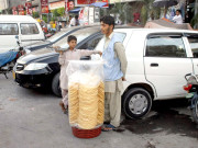 نوجوان چھوٹے پیمانے پر کاروبار شروع کرکے اہل خانہ کی کفالت کرنے لگے