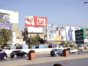 عدالتی حکم نظر انداز گھروں کی چھتوں پر قد آدم اشتہاری بورڈ آویزاں