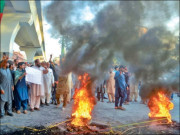 بجلی پانی و گیس کی عدم فراہمی پر کراچی میں جگہ جگہ احتجاج