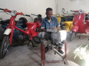 کراچی کے ہنرمند اسکوٹر مکینک کو یورپی شہری بھی داد دینے پر مجبور