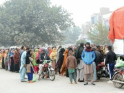 سستا آٹا خریدنے کی خواہش مزدور باپ جاں بحق بچی سمیت 3 خواتین زخمی