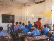 ایک کمرے میں دو دو کلاسز کراچی میں سرکاری اسکول کی عمارت ٹھیکیدار نے کرائے پر دیدی