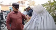 سکھر میں معمر خاتون پر بہیمانہ تشدد  کرنے والے افسر کے خلاف مقدمہ درج
