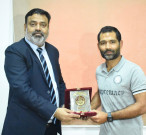 اسد شفیق نے بھی کراچی یونیورسٹی میں داخلہ لے لیا