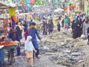 ٹوٹی سڑکوں کی مرمت میں تاخیر کچرے کے ڈھیر