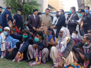 بھارتی جیلوں سے 12 ماہی گیر کراچی پہنچ گئے پیاروں نے استقبال کیا