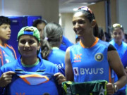 پاکستانی اور بھارتی ویمن کرکٹرز کی میچ کے بعد گپ شپ