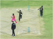 ’’راستے سے ہٹو‘‘ بابراعظم نے حسن علی کو بیٹ دکھا دیا