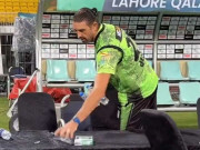 میچ کے بعد ڈیوڈ ویزا نے میدان کی صفائی کر کے دل جیت لیے