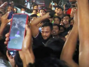 شکیب الحسن نے تقریب میں کیپ سے پرستار کی پٹائی لگا دی