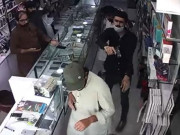 کراچی میں موبائل فون کی دکان پر سوا کروڑ روپے کی ڈکیتی