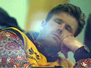 پلیئنگ الیون سے باہر نیشم دورانِ میچ نیند کے مزے لیتے رہے