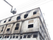 لوگ مررہے تھےتماشا دیکھنے والے موبائل سے مووی بناتے رہے 