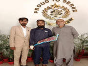 نارتھ کراچی میں ڈکیت کو ہلاک کرنیوالے بہادر سکیورٹی گارڈ کو پولیس کا نقد انعام