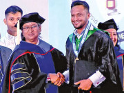 شکیب نے بالآخر اپنی گریجویشن مکمل کرلی