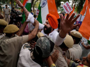 بھارتی پنجاب میں خالصتان کے حامی سکھوں کیخلاف آپریشن سے خوف و ہراس