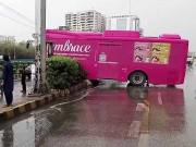 شارع فیصل پر پنک بس حادثے کا شکار