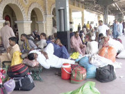 ملازمین کے احتجاج سے ٹرینوں کی روانگی میں تاخیر ہزاروں مسافر پریشان