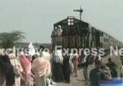 گوجرانوالہ میں اسکول بند کروانے پر طلباء نے احتجاجاً ٹرین روک دی مخالفین کا پتھراؤ