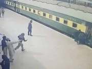 مسافر کی جان بچانے والے ریلوے اہلکاروں کو ایک ایک لاکھ روپے انعام