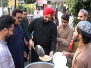 لاہورمیں سکھ نوجوان کی طرف سے سجایا جانیوالا افطاردسترخوان