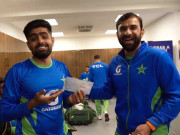 ’’چاچا‘‘ افتخار احمد نے بالآخر ساتھی کرکٹرز میں عیدی تقسیم کردی