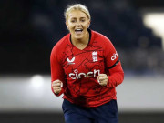 ویمن کرکٹر پر میک اپ کرکے کھیلنے کی وجہ سے اعتراض ہونے لگا