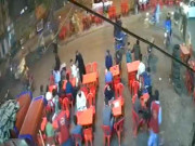 کراچی ڈاکو چند سیکنڈز میں ہوٹل پر بیٹھے افراد سے موبائل چھین کر فرار