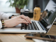 پاکستانی فری لانسرز اب گھر بیٹھے روپیہ اور ڈالر میں اکاؤنٹ کھول سکیں گے