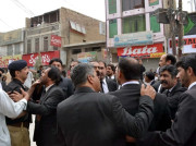 کوئٹہ میں پولیس کا وکیل پر تشدد تو وکلا نے بھی پولیس اہلکاروں کی درگت بناڈالی