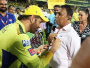 گواسکر بھاگتے ہوئے دھونی کے پاس آٹوگراف لینے پہنچ گئے