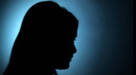 2013 میں 800خواتین نے حالات سے تنگ آکر خودکشی کی جبکہ869 کو غیرت کے نام پر قتل کیا گیا۔ انسانی حقوق کی رپورٹ ۔ فوٹو: فائل