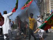 کراچی میں پی ٹی آئی کارکنان کے خلاف کریک ڈاؤن متعدد گرفتار