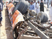 کراچی پکنک پر جانے والی وین ٹائر پھٹنے سے الٹ گئی دو افراد جاں بحق اور 14 زخمی
