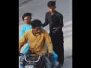 کراچی کم عمر ڈاکوؤں کی دفتر کے باہربیٹھے ملازمین سےلوٹ مار ویڈیو وائرل