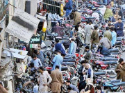 پارکنگ مافیا کے کارندوں کا صدر موبائل مارکیٹ کے دکانداروں پر تشدد