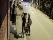 کراچی ڈاکوؤں نےگھر کی دہلیز پر کھڑے شہریوں کو لوٹ لیا