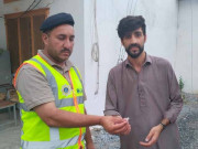 موٹر وے پولیس نے گمشدہ ہیرے کی انگوٹھی تلاش کرکے مالک کے حوالے کردی