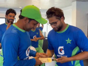 ساتھیوں کی جانب سے سرفراز احمد کیلیے چھوٹے بیٹ کا تحفہ