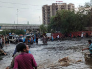 کراچی ضلع وسطی میں تیز بارش سے سڑکیں زیرآب نالے اوور فلو ہوگئے