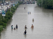 کراچی میں بارش کے پانی سے بھرے گڑھے میں گر کر بچہ جاں بحق