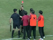 چینی فٹبال کوچ نے مقابلے کے دوران ریفری کو تھپڑ جڑ دیا