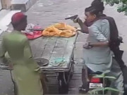 کراچی ڈاکوؤں نے ٹھیلے والے کو بھی نہ بخشا واردات کی فوٹیج وائرل