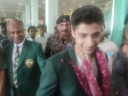 قومی اسکواش ہیرو حمزہ خان آسٹریلیا سے وطن واپس پہنچ گئے