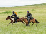 دنیا کی خطرناک اور طویل ترین گھڑ ریس منگول ڈربی کا آغاز چار پاکستانی بھی شریک