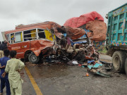 کراچی میں ڈمپر اور کوسٹر میں خوفناک تصادم 4افراد جاں بحق