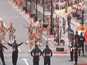 واہگہ بارڈر پر پریڈ کے دوران بھارتی سپاہی کی رائفل گر گئی