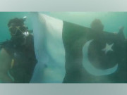 جشن آزادی منانے کا انوکھا انداز نوجوان نے سمندر کی گہرائیوں میں سبز ہلالی پرچم لہرادیا
